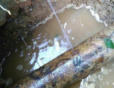 碧江楼顶渗水维修公司分享下地暖漏水的原因及检测方法。